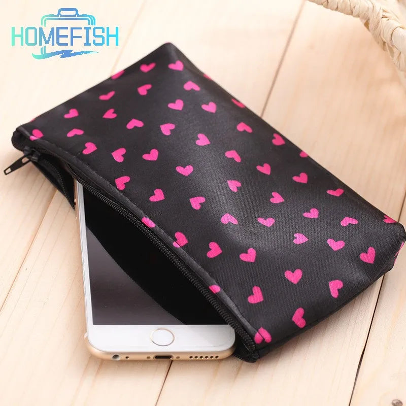 Bolsa de Maquillaje con Cremallera y Patrón de Corazones, Diseño de Moda, Bolsa Multifuncional Usable como Estuche de Cosméticos o Cartera de Viaje/Transporte para Mujeres
